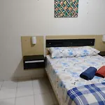 Casa com piscina confortável e perto de tudo