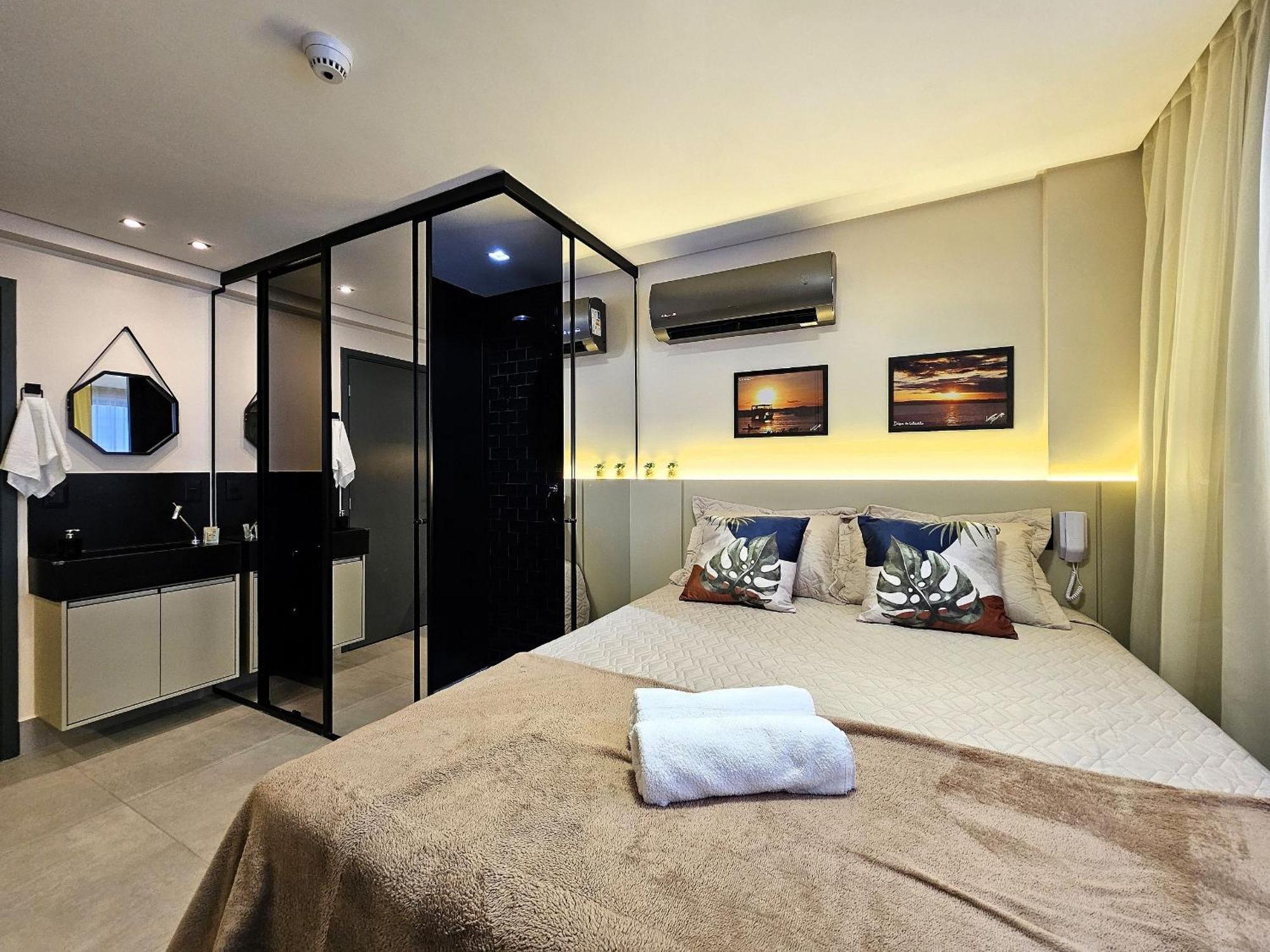 Casal A 50m Da Apartamento *