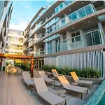 303B - Branco Haus, vista mar pé na areia em JAMPA