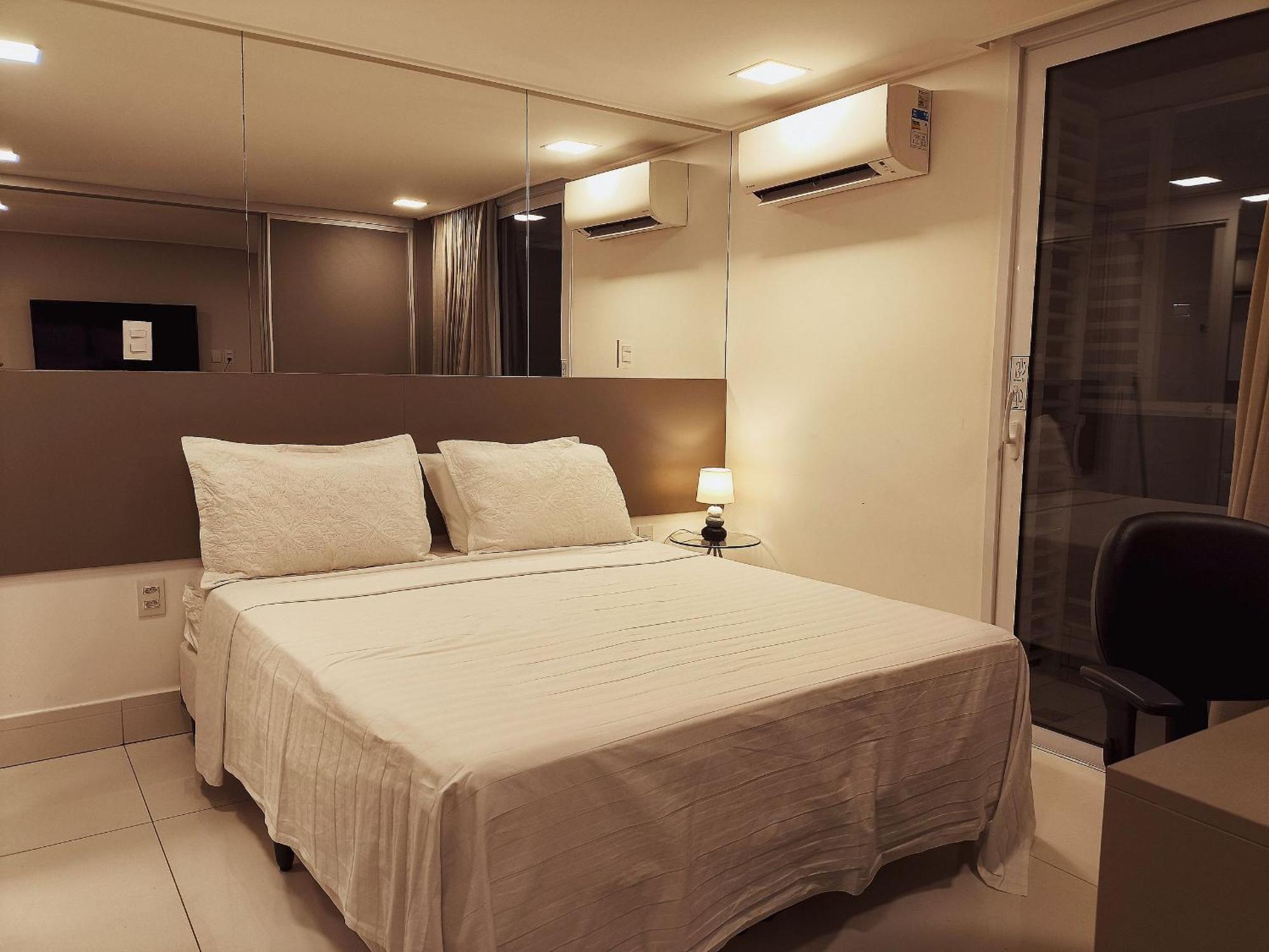 Apto Luxuoso Em Frente Ao Letreiro De *
