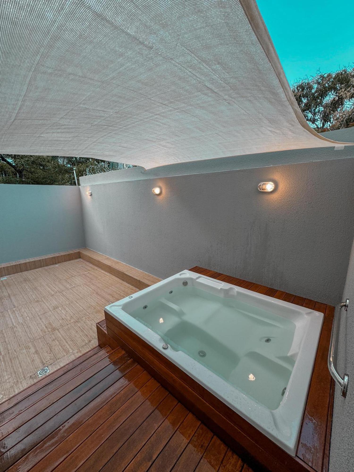 Flat Com Jacuzzi Privativa A 50m Do Mar *