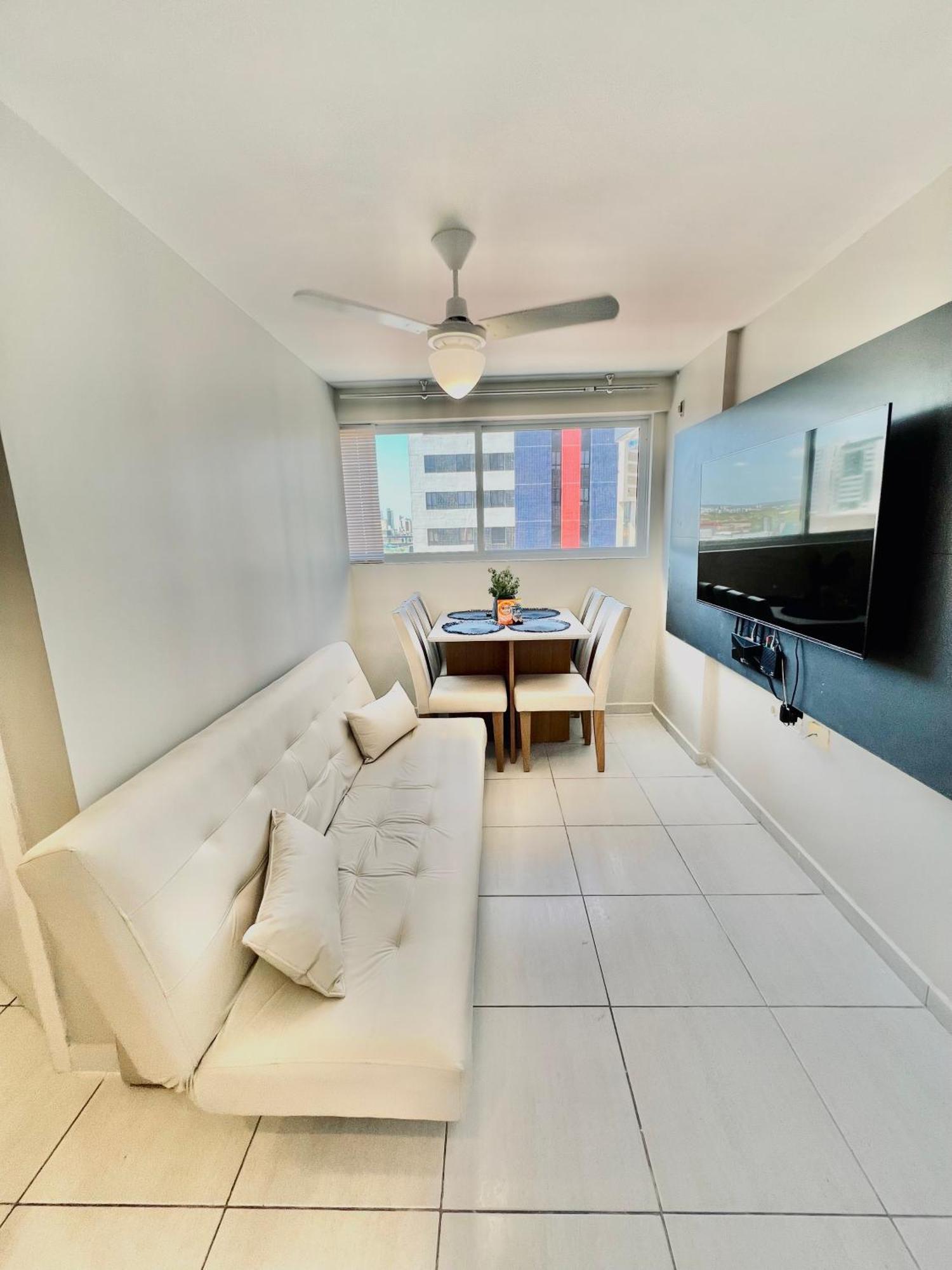 Flat Com 2 Qts Prox A Praia, Shoppings, Mercados, Restaurantes E Padarias